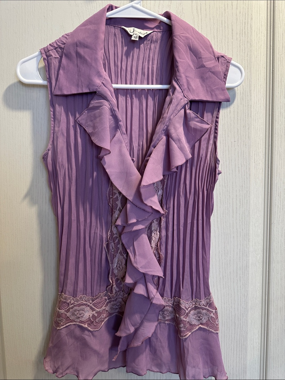 sleeveless pleated buttton down with ruffle and lace detail sz 12